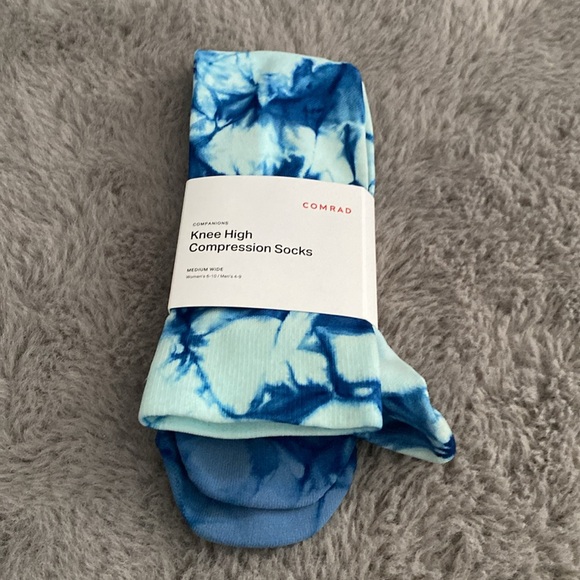 NWOT Comrad Tie Dye Knee High Compression Socks in Blue - Picture 1 of 3